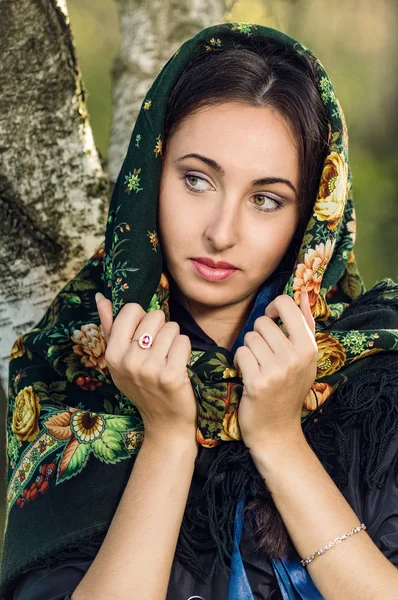 Retrato jovem mulher no parque de outono — Fotografia de Stock