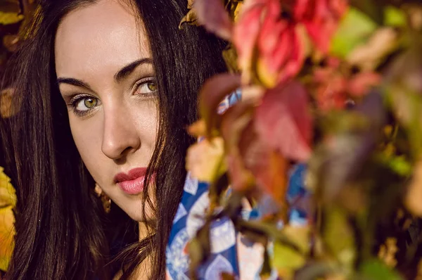 Retrato de mujer joven en el parque de otoño — Foto de Stock