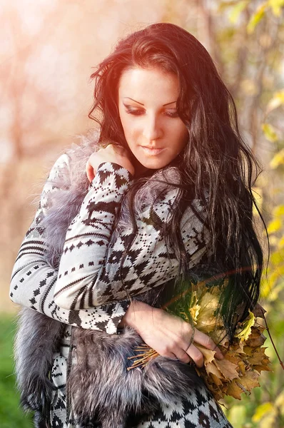 Portrait de jeune femme dans le parc d'automne — Photo