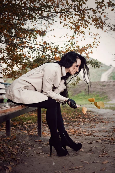 秋の公園で若い女性の肖像画 — ストック写真