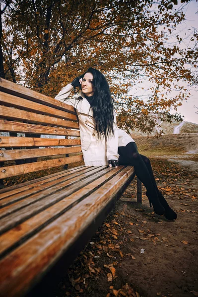 Портрет молодої жінки в осінньому парку — стокове фото