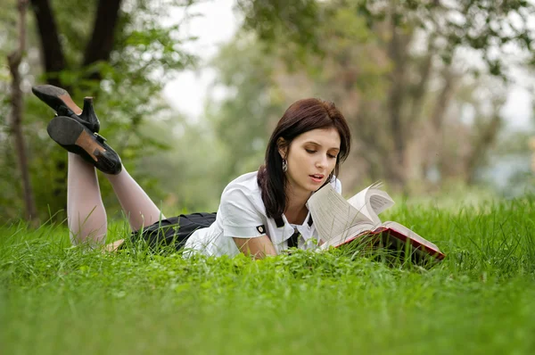 Beautiful young brunette woman with note at outdoor — Stock Photo, Image