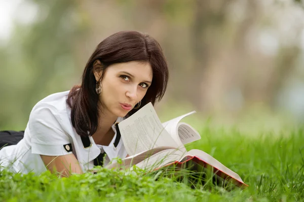 Beautiful young brunette woman with note at outdoor — Stock Photo, Image