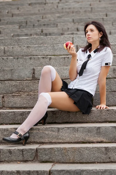 Ung flicka äter äpple. — Stockfoto