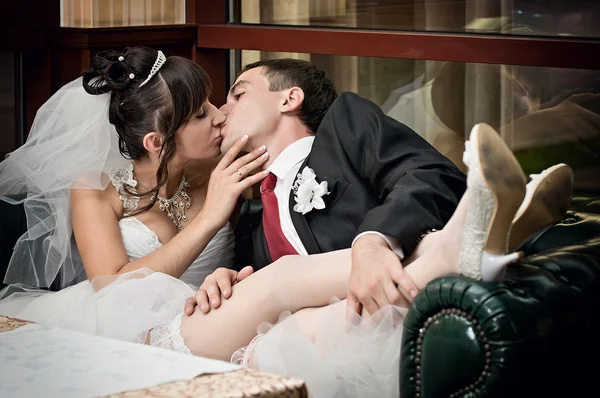 Wedding couple kissing — Stock Photo, Image