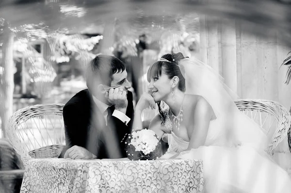 Bruid en bruidegom op hun huwelijksfeest — Stockfoto