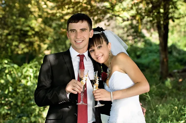 Bride and groom drinking champagne — Stock Photo, Image