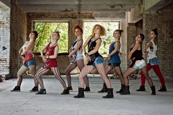 Grupo de danza sobre fondo industrial —  Fotos de Stock