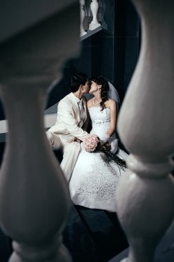 Yeni evlenmiş çift merdivenlerde oturan