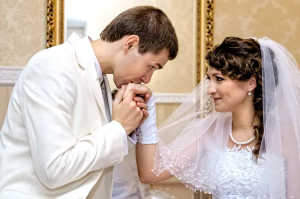 Casal recém-casado em um corredor — Fotografia de Stock