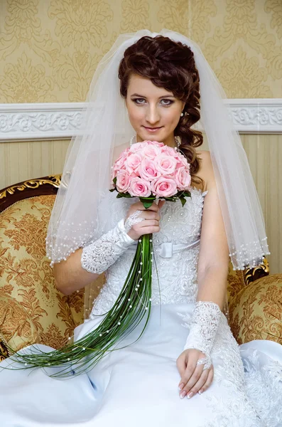 Retrato de una novia con rosas —  Fotos de Stock