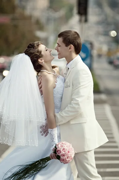 Casal recém-feliz andando na cidade — Fotografia de Stock