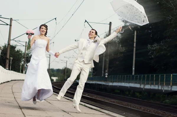 Newly merried couple on railway — Stock Photo, Image