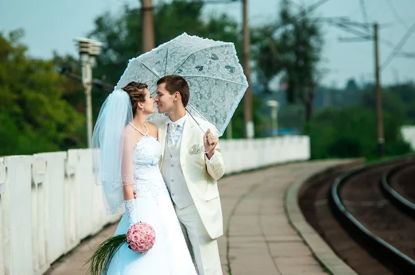 Frischvermähltes Paar auf der Bahn — Stockfoto