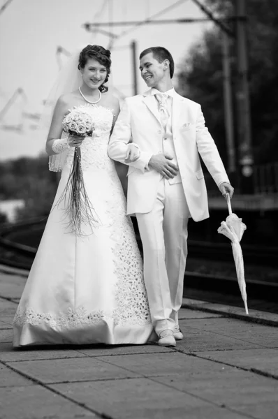 Yeni evlenmiş çift demiryolu üzerinde — Stok fotoğraf