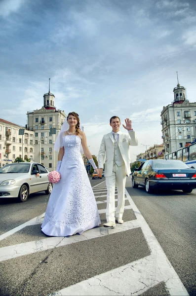 Newly merried couple walking in city — Stock Photo, Image