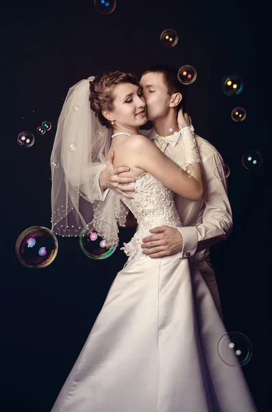 Nově merried pár líbání — Stock fotografie