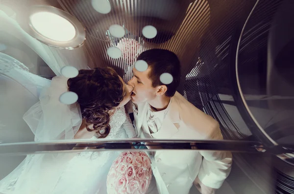Pasgetrouwden kussen — Stockfoto