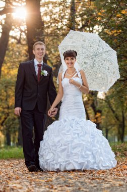 güzel gelin ve damat bir parkta yürüyüş