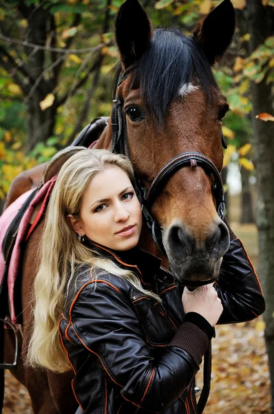 Outdoor portrait of young beautiful woman with horse — Stock Photo, Image