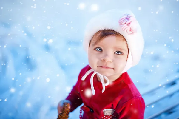 Baby-Mädchen und Weihnachtsschnee-Schlitten — Stockfoto