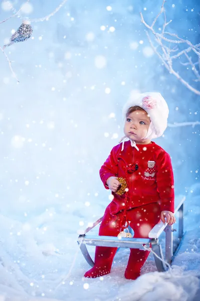 Baby-Mädchen und Weihnachtsschnee-Schlitten — Stockfoto