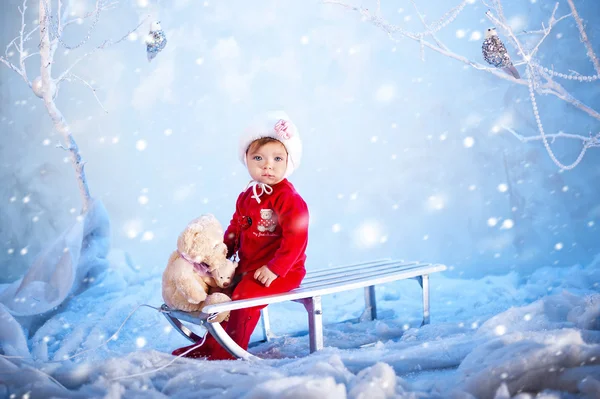 赤ちゃんの女の子、クリスマスの雪のそり — ストック写真