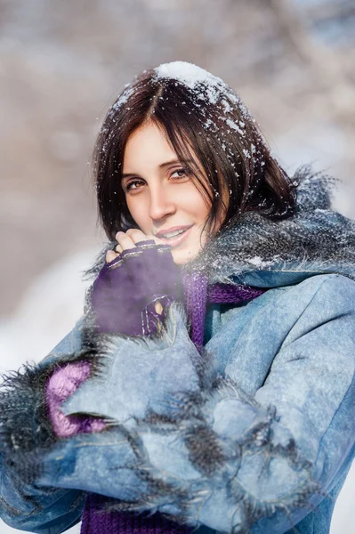 Menina bonita no parque de inverno — Fotografia de Stock