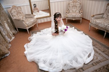 onun elinde bir buket ile güzel bir gelin