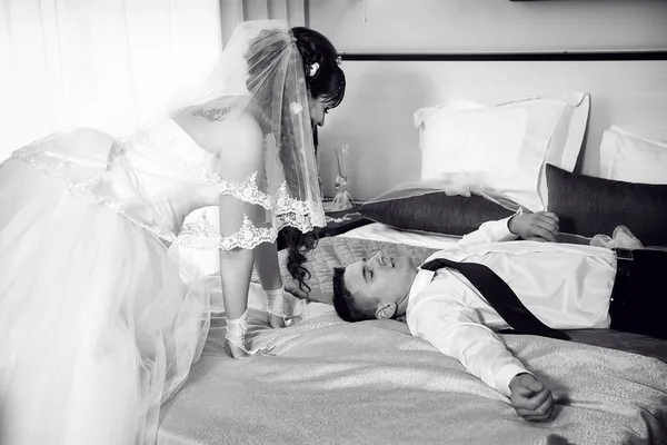 Foto en blanco y negro de una pareja recién casada tumbada en la cama —  Fotos de Stock