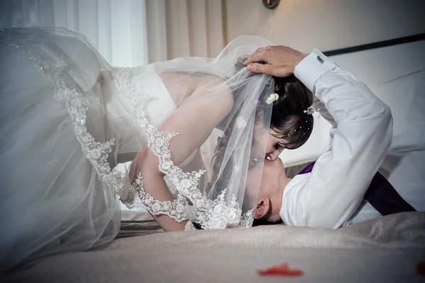 Jong koppel kussen op bruiloft — Stockfoto
