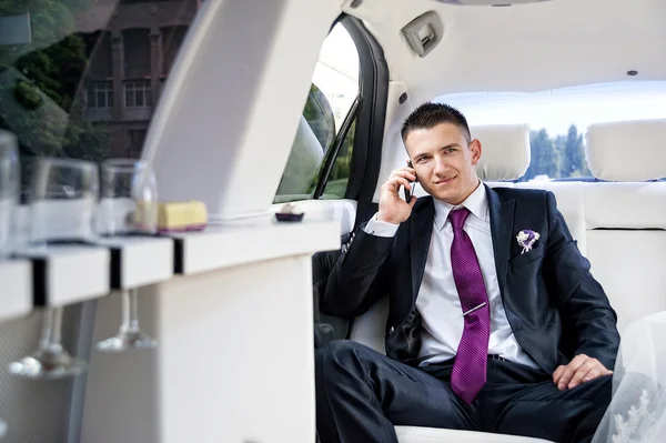 Novio en el coche hablando por teléfono —  Fotos de Stock