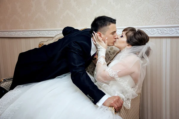 Молода пара цілується на весіллі — стокове фото