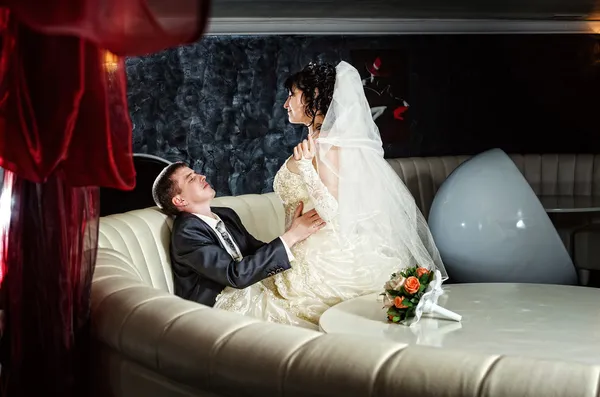 Bruiloft van een jong koppel — Stockfoto