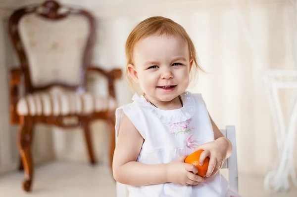 Ragazza carina con arancione — Foto Stock