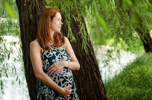 Pregnant woman in park — Zdjęcie stockowe