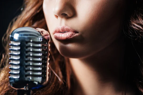 gece kulübünde şarkı söyleyen kız