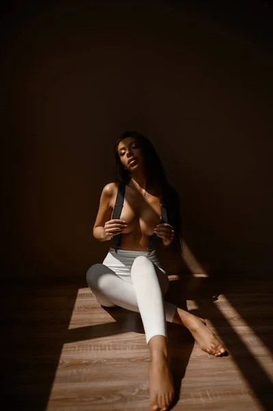 Jolie Brune Legging Blanc Avec Bretelles — Photo