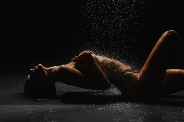Mädchen Mit Schöner Figur Auf Schwarzem Zyklorama Unter Der Dusche — Stockfoto
