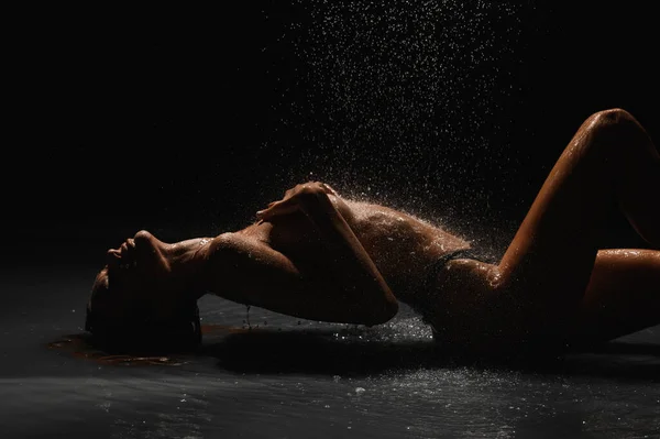 Menina Com Uma Bela Figura Cyclorama Preto Sob Chuveiro — Fotografia de Stock