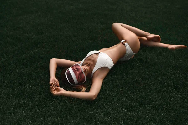 穿着泳衣的性感姑娘躺在草坪上 — 图库照片