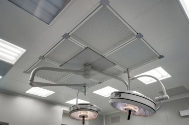 Ameliyathanede gölgesiz lamba var. Aşağıdan görüntüle