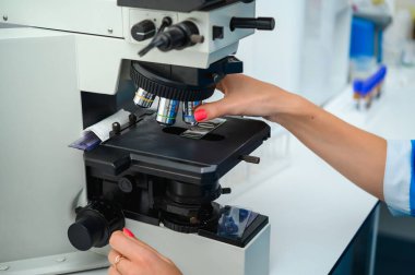 Mikroskop kullanılarak incelenecek. Mikroskop ile laboratuvar