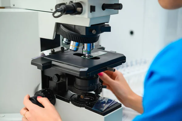 Examen Los Análisis Utilizando Microscopio Laboratorio Con Microscopio —  Fotos de Stock