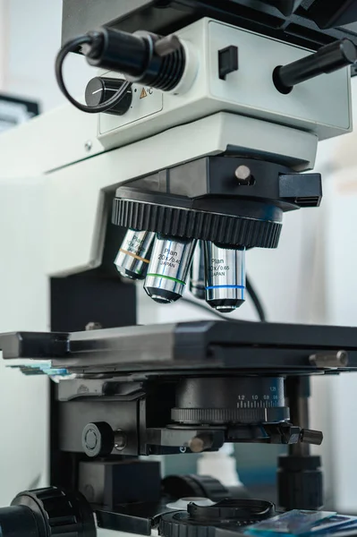 Exame Análises Usando Microscópio Laboratório Com Microscópio — Fotografia de Stock