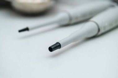 Laboratuvarda araştırma. Araştırmada elektronik pipet kullanımı