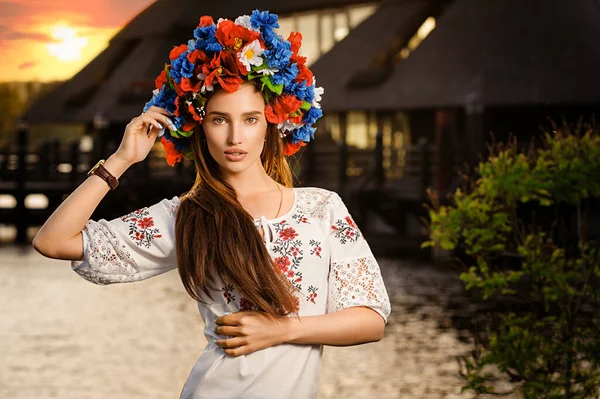 Vyshyvanka Daki Güzel Kız Ukraynalı Kadın Ulusal Giyinmiş — Stok fotoğraf