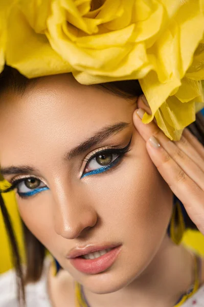 Beautiful Girl Yellow Wreath Blue Eye Makeup — Stock Photo, Image
