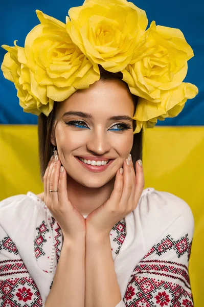 Mujer Ucraniana Feliz Corona Amarilla Con Maquillaje Ojos Azules — Foto de Stock