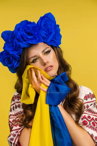 Piękna Dziewczyna Patriotycznym Makijażem Niebieskim Wieńcem Przytula Ukraińską Flagę — Zdjęcie stockowe